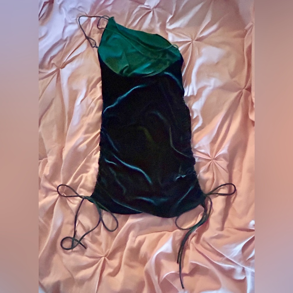 Elegant Dark Green One-Shoulder Dress - Picture 8 of 11